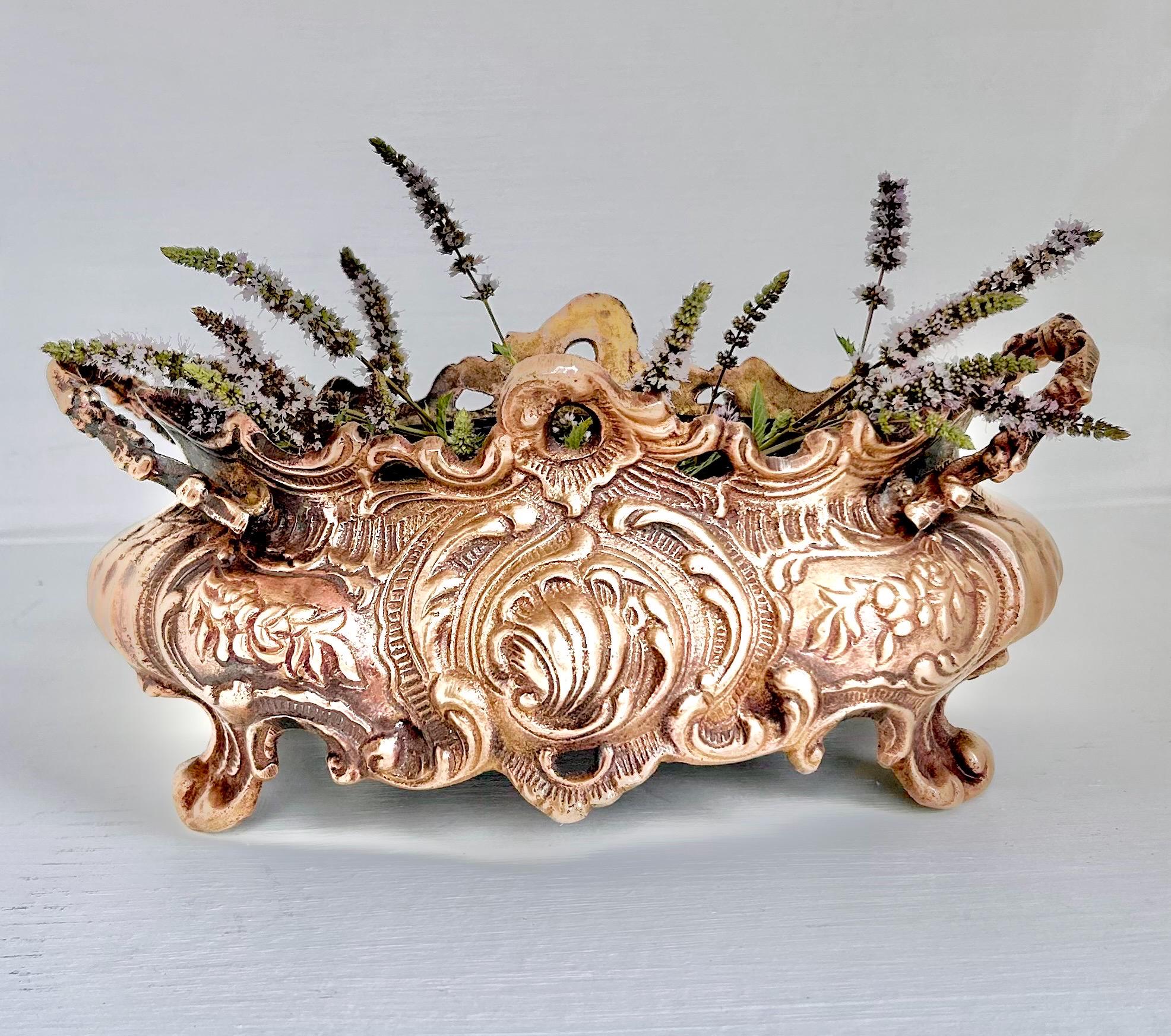 ヴィンテージの真鍮製ジャルディニエ：花のモチーフがあしらわれた新