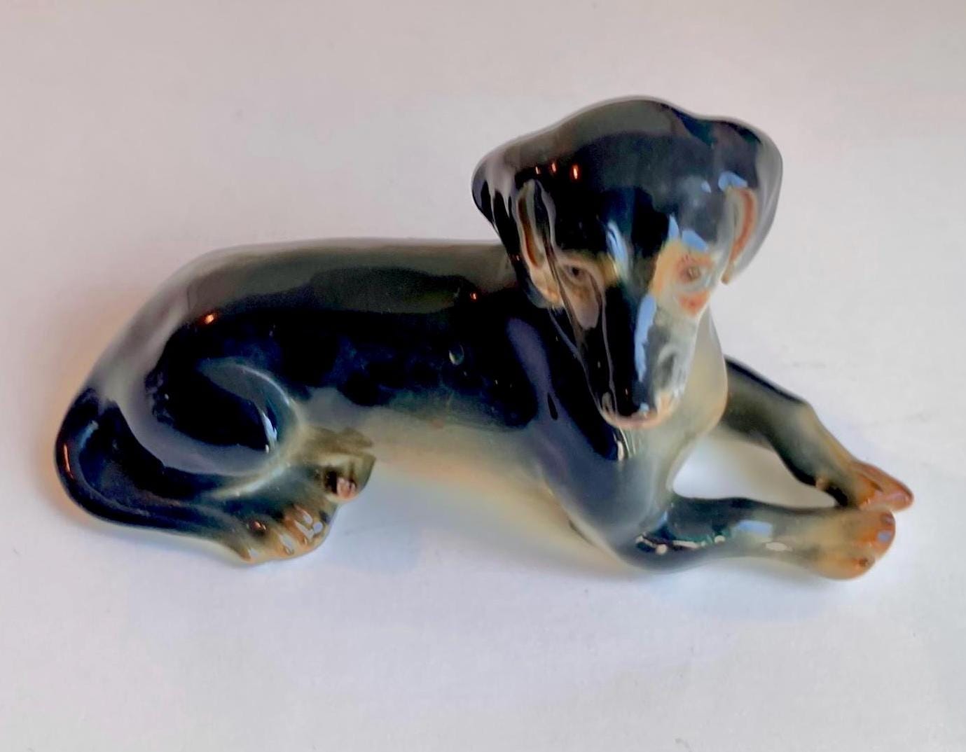 ヴィンテージのドイツ製陶器製犬の置物 - 手描きの本物そっくりの