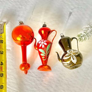 Vintage handgjorda julgranskulor i glas Handmålade tekannor och glödlampor