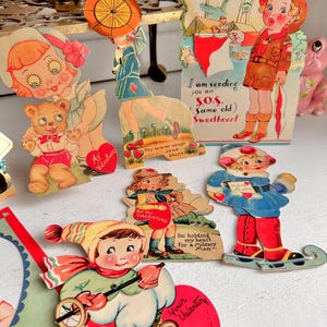 Einzelstück Vintage Die-Cut Papier Valentines aus den 1930er / 40er Jahren - Dynamische Liebesgrüße, bewegliche Teile - Kinder - Authentische 1900er Erinnerungsstücke