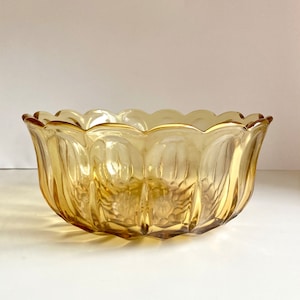 Vintage Anchor Hocking Light Amber Glass 9&quot; Bowl - 1970s Fairfield Design - Excellent Vtg. Cond.