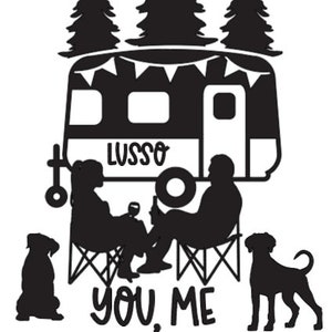 Op de afbeelding: Zwart-witte silhouet-illustratie van een camper met bomen, twee mensen die op stoelen zitten en twee honden. De tekst "You, Me and the Dogs" staat onder de camper, en de tekst "Woody & Rex" staat daaronder.