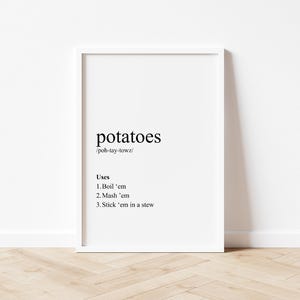 Könnte beinhalten: Weiß gerahmter Druck mit dem Wort "potatoes" in schwarzer, fetter Schrift. Darunter die phonetische Aussprache. Der Druck listet drei Verwendungen für Kartoffeln auf: kochen, zerdrücken und in einen Eintopf geben.
