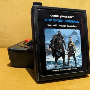 Atari 2600-stil kassett - God of War: Ragnarok - Videospelspresent