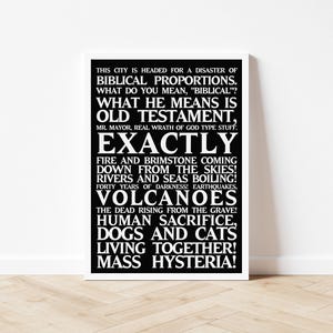 Può includere: Una stampa in bianco e nero incorniciata con testo in grassetto. Il testo include frasi come "Proporzioni bibliche", "Vecchio Testamento" e "Isteria di massa!" La stampa è esposta contro un muro bianco e un pavimento in legno.