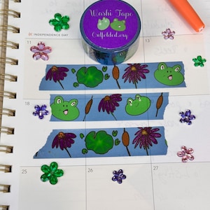 Fita Washi de Sapo, Sapos Fofos Kawaii em Fita Azul com Flores e Lírios, 2 cm de largura, 5 m de comprimento