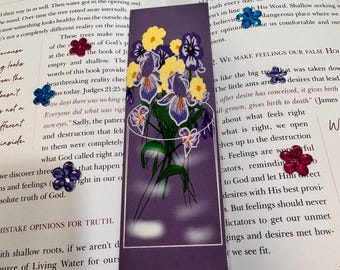 Marcador de flores de nacimiento de febrero: jarrón de violeta, iris y prímula