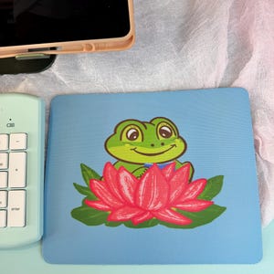 Frosch-Mausmatte für Buchliebhaber, Frühlings- und Sommerdekor, Lesen in wunderschönen rosa Seerosenblättern, süße Schreibtisch-Mausunterlage