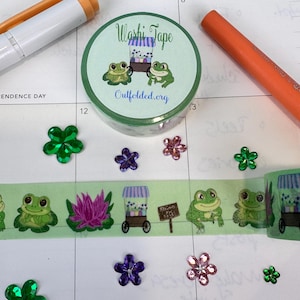 カエル和紙テープ、かわいいカエルが緑のテープに描かれ、蓮の花と花車が付いています。幅 2 cm、長さ 5 m