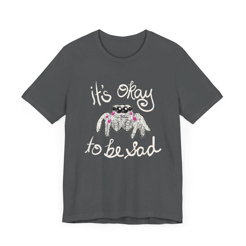 Camiseta Cute Spider - Não tem problema ficar triste! Humor peculiar - Cores ótimas XS-5XL imagem 2