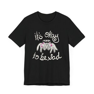Camiseta Cute Spider - Não tem problema ficar triste! Humor peculiar - Cores ótimas XS-5XL imagem 3
