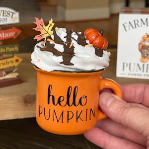 Fall Pumpkin Spice Home Decor Mini-Tasse mit Faux-Schlagsahne, Schokoladenniesel und Streuseln. Tiered Tablett Herbst Dekor, Herbst Faux Essen
