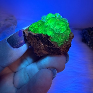 UV Reactive Hyalite Opal Specimen: Fluorescent Mineraloid from Mexico