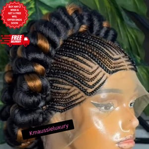 Può includere: Parrucca intrecciata nera e marrone con intricati motivi a treccia. La parrucca presenta uno stile strutturato e voluminoso. L'immagine include il testo "ACQUISTA 2 PARRUCCHE E OTTIENI UNA PARRUCCA GRATUITA. L'OFFERTA SCADE PRESTO" e "CONSEGNA GRATUITA". Il testo "Kmaussieluxury" è anche visibile.