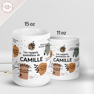 Peut inclure: Deux mugs en céramique blanche, 444 ml et 325 ml, avec le texte "Les rappels quotidiens de CAMILLE" en noir. Les mugs ont des éléments décoratifs marron, gris et noir, avec des phrases françaises et des étoiles. Pour les boissons.