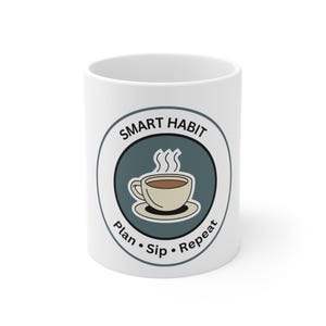 Puede incluir: Una taza de cerámica blanca con un gráfico circular sobre un fondo verde azulado oscuro. El diseño incluye una taza de café humeante y el texto SMART HABIT en la parte superior, con las palabras Plan, Sip y Repeat en el borde inferior.