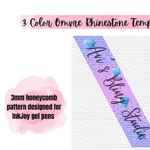 Könnte beinhalten: Eine digitale Vorlage für ein 3-farbiges Ombre-Strassdesign. Die Vorlage zeigt den Text "Avi & Bling Studio" in schwarzer Schrift auf einem rosa und violetten Hintergrund. Die Vorlage ist für die Verwendung mit 3 mm Wabenmuster-Gelstiften konzipiert.