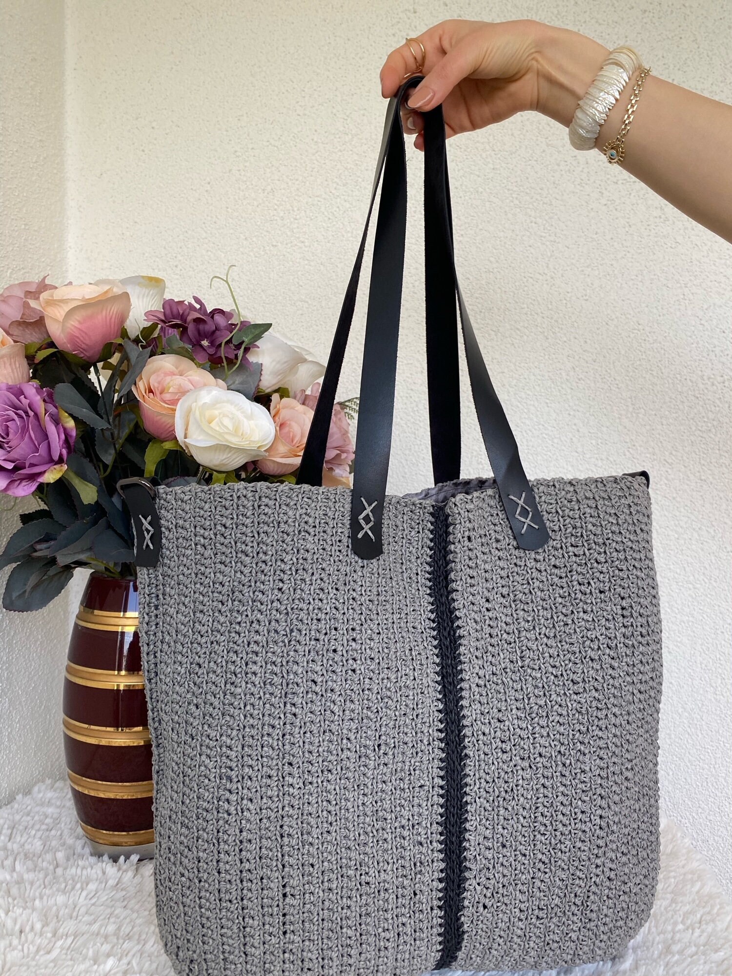 How to Wear a Tote Bag, Crossbody Bag, + Other Handbags - Merrick's Art