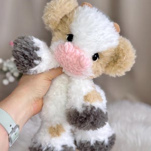 Peluche mucca fatto a mano all'uncinetto. Morbido peluche in pelliccia sintetica. immagine 9