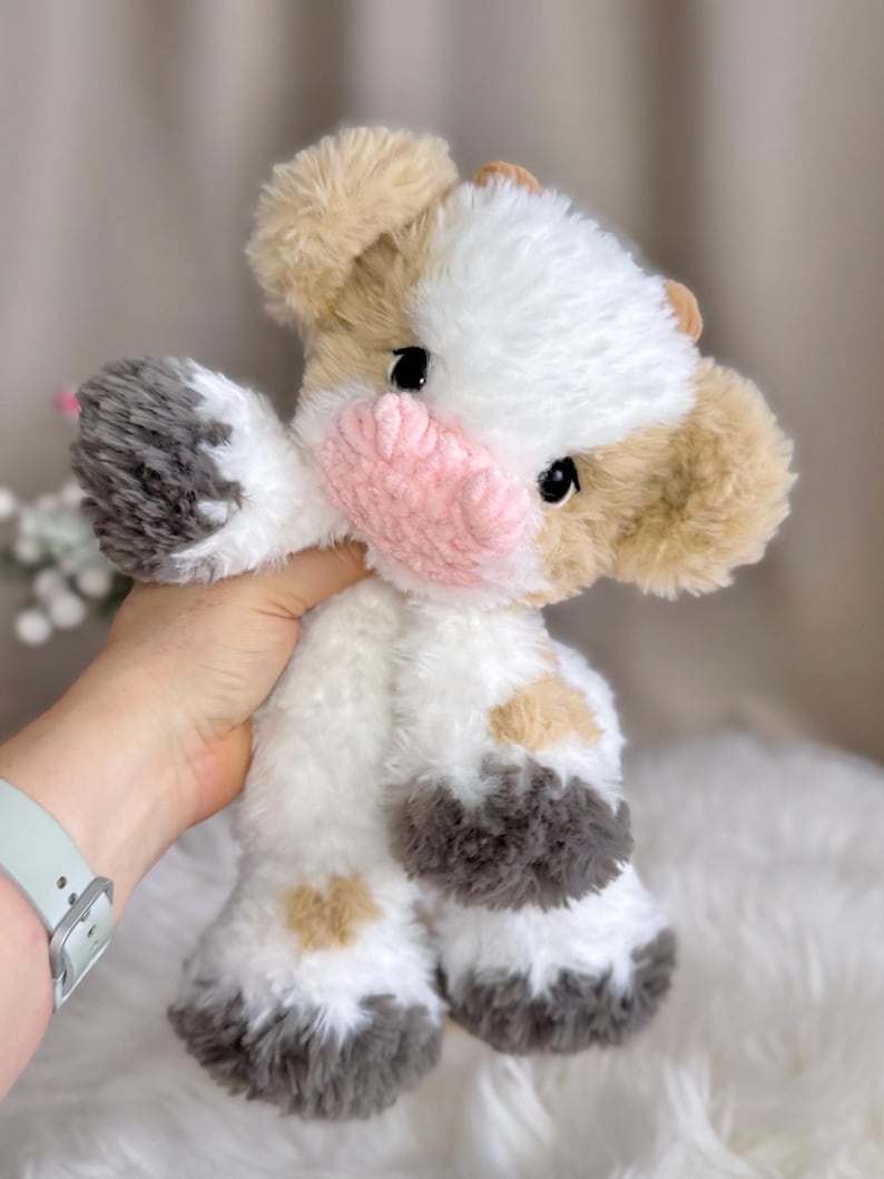Peluche mucca fatto a mano all'uncinetto. Morbido peluche in pelliccia sintetica. immagine 9