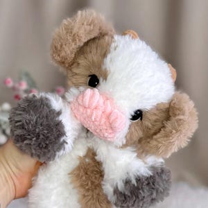 Peluche mucca fatto a mano all'uncinetto. Morbido peluche in pelliccia sintetica. immagine 11