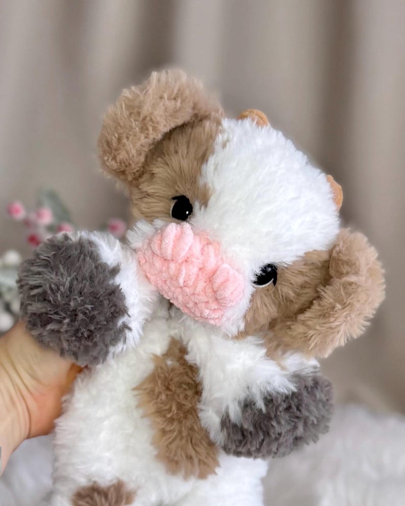 Peluche mucca fatto a mano all'uncinetto. Morbido peluche in pelliccia sintetica. immagine 11