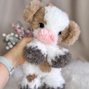 Peluche mucca fatto a mano all'uncinetto. Morbido peluche in pelliccia sintetica. immagine 13