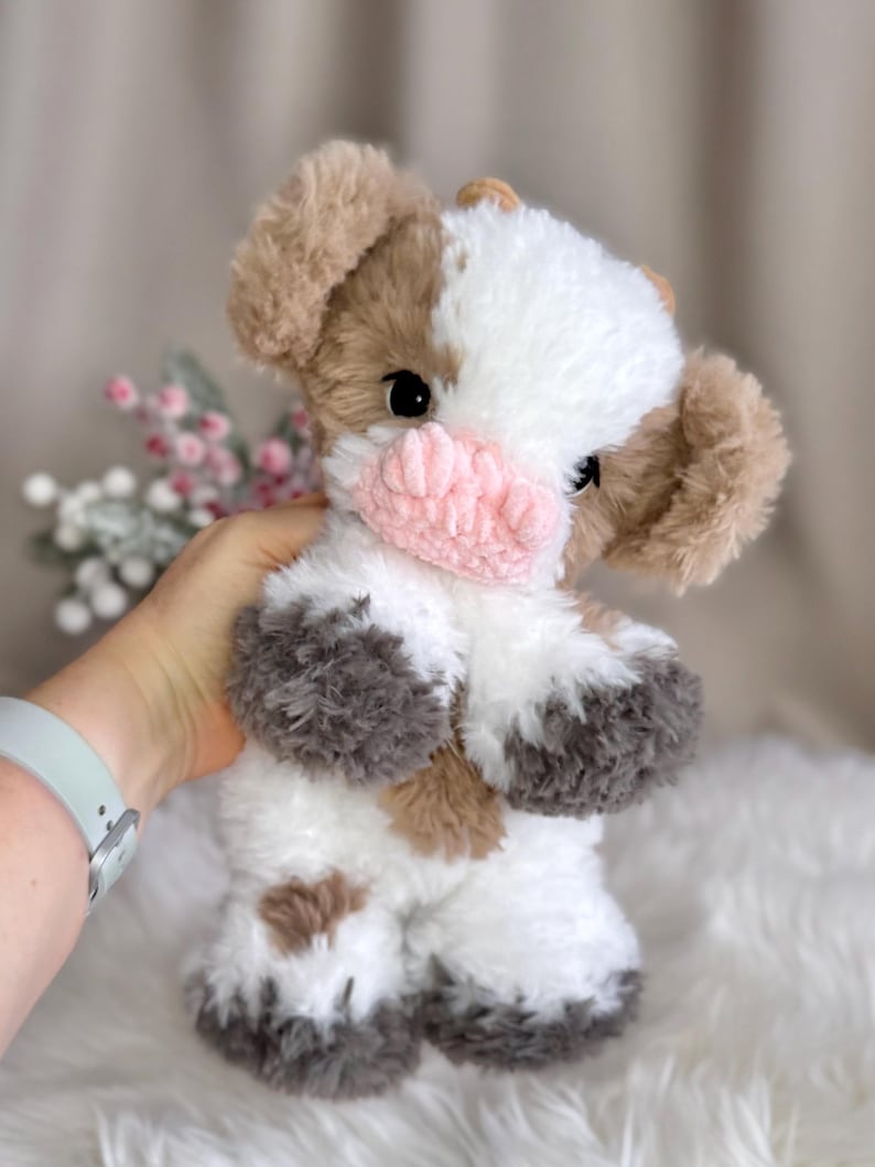 Peluche mucca fatto a mano all'uncinetto. Morbido peluche in pelliccia sintetica. immagine 13
