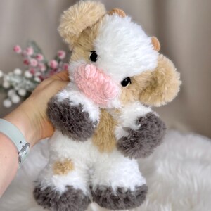 Peluche mucca fatto a mano all'uncinetto. Morbido peluche in pelliccia sintetica. immagine 4