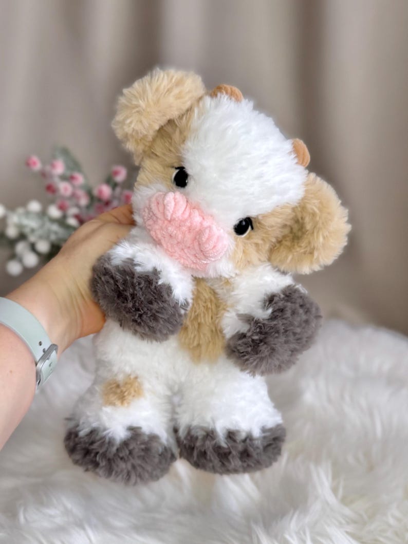 Peluche mucca fatto a mano all'uncinetto. Morbido peluche in pelliccia sintetica. immagine 4