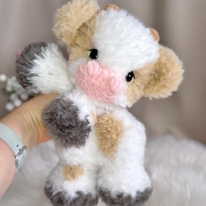 Peluche mucca fatto a mano all'uncinetto. Morbido peluche in pelliccia sintetica. immagine 17