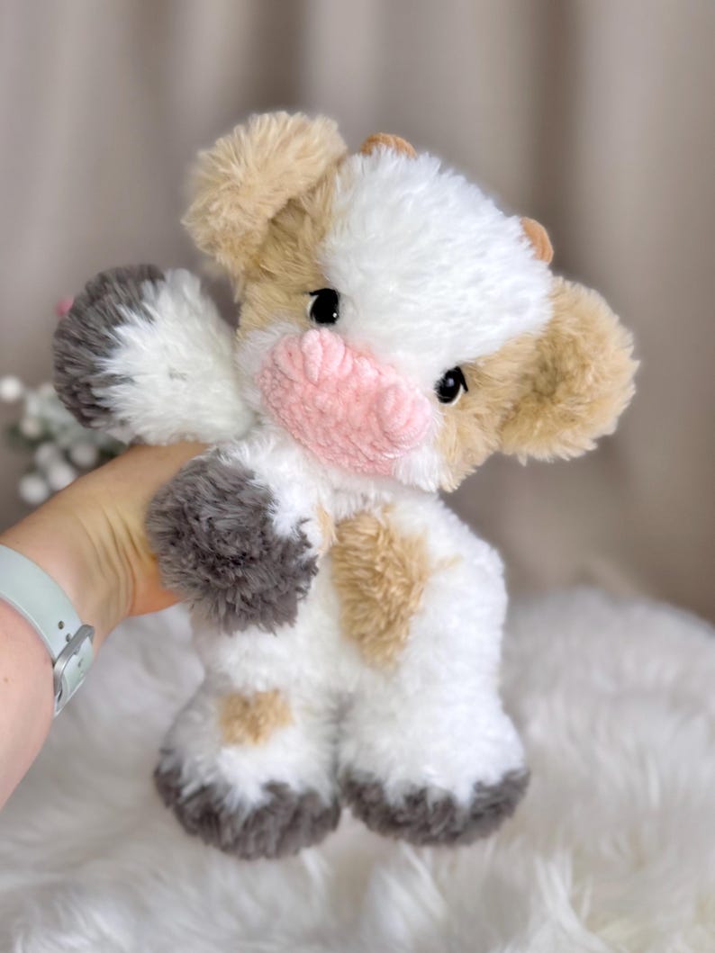 Peluche mucca fatto a mano all'uncinetto. Morbido peluche in pelliccia sintetica. immagine 17