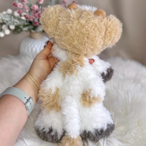 Peluche mucca fatto a mano all'uncinetto. Morbido peluche in pelliccia sintetica. immagine 5