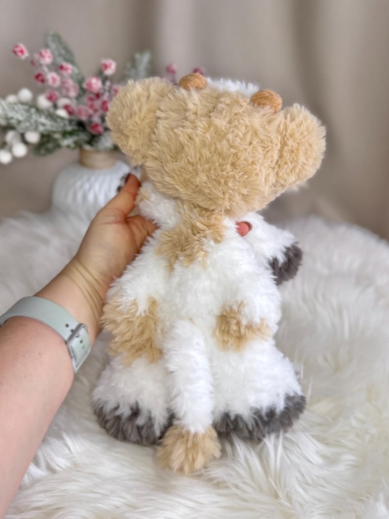 Peluche mucca fatto a mano all'uncinetto. Morbido peluche in pelliccia sintetica. immagine 5