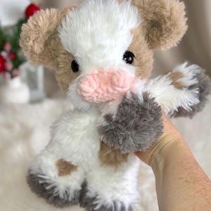Peluche mucca fatto a mano all'uncinetto. Morbido peluche in pelliccia sintetica. immagine 18