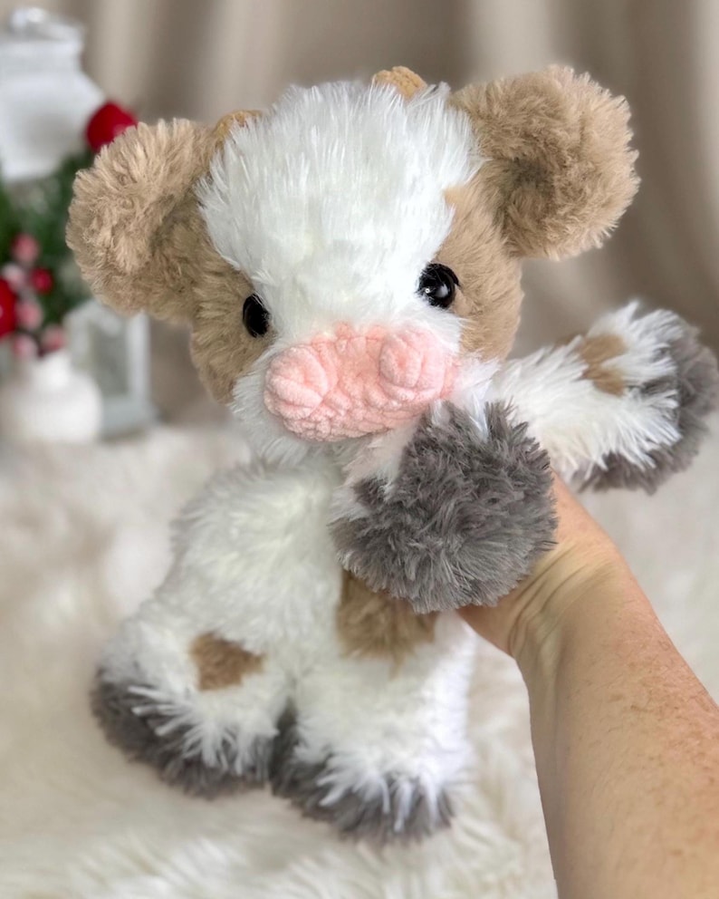 Peluche mucca fatto a mano all'uncinetto. Morbido peluche in pelliccia sintetica. immagine 18