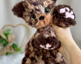 Peluche a forma di gattino all'uncinetto in tartaruga. Morbido giocattolo a forma di gattino fatto a mano.