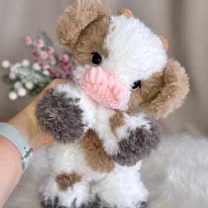 Peluche mucca fatto a mano all'uncinetto. Morbido peluche in pelliccia sintetica. immagine 1