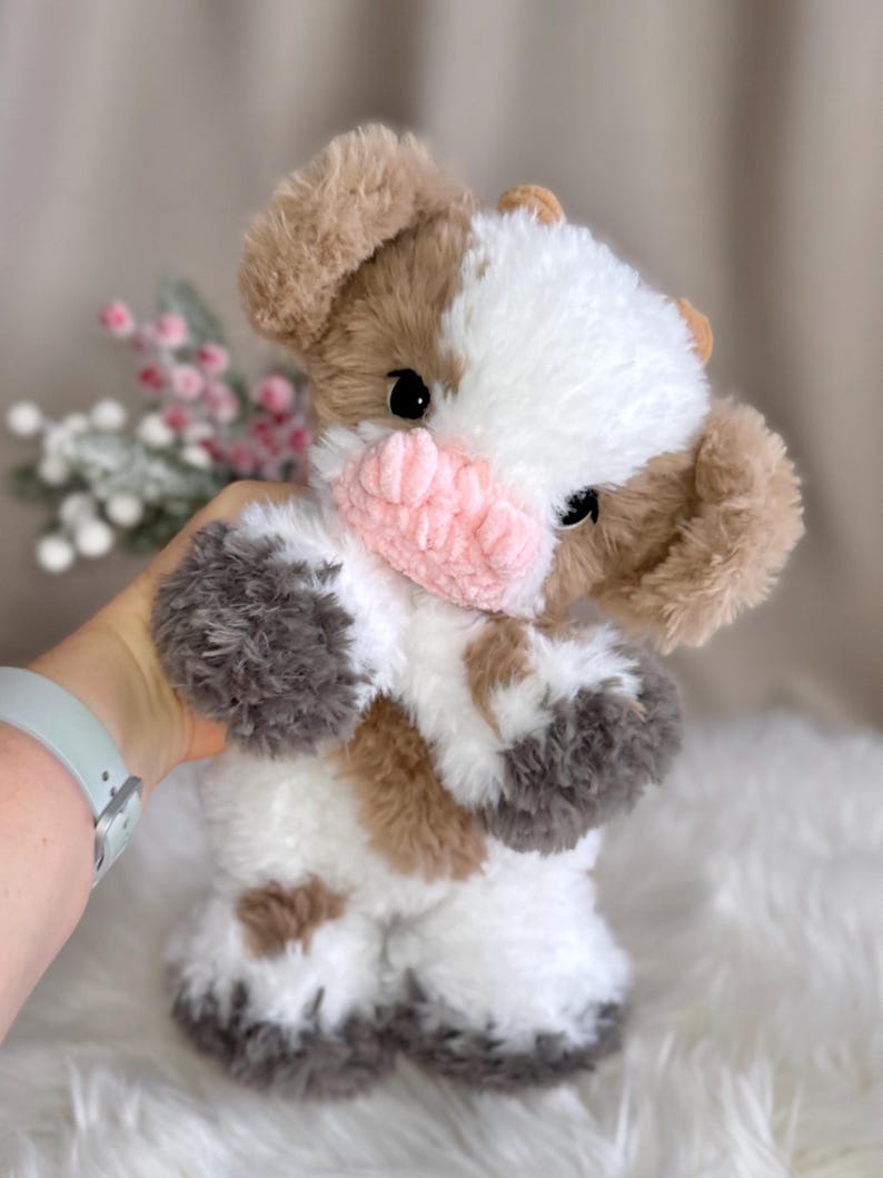Peluche mucca fatto a mano all'uncinetto. Morbido peluche in pelliccia sintetica. immagine 1