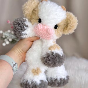 Peluche mucca fatto a mano all'uncinetto. Morbido peluche in pelliccia sintetica. immagine 2