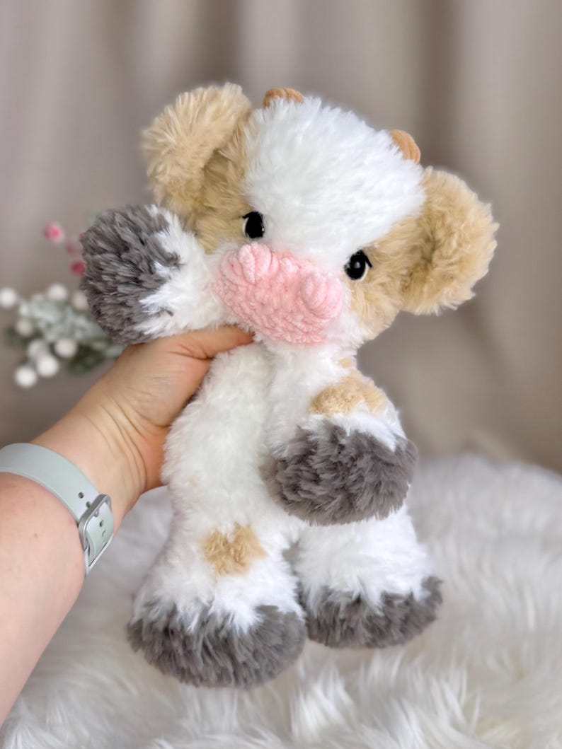 Peluche mucca fatto a mano all'uncinetto. Morbido peluche in pelliccia sintetica. immagine 2