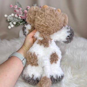 Peluche mucca fatto a mano all'uncinetto. Morbido peluche in pelliccia sintetica. immagine 6