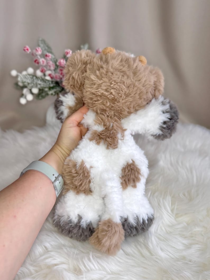 Peluche mucca fatto a mano all'uncinetto. Morbido peluche in pelliccia sintetica. immagine 6