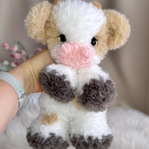 Peluche mucca fatto a mano all'uncinetto. Morbido peluche in pelliccia sintetica. immagine 12