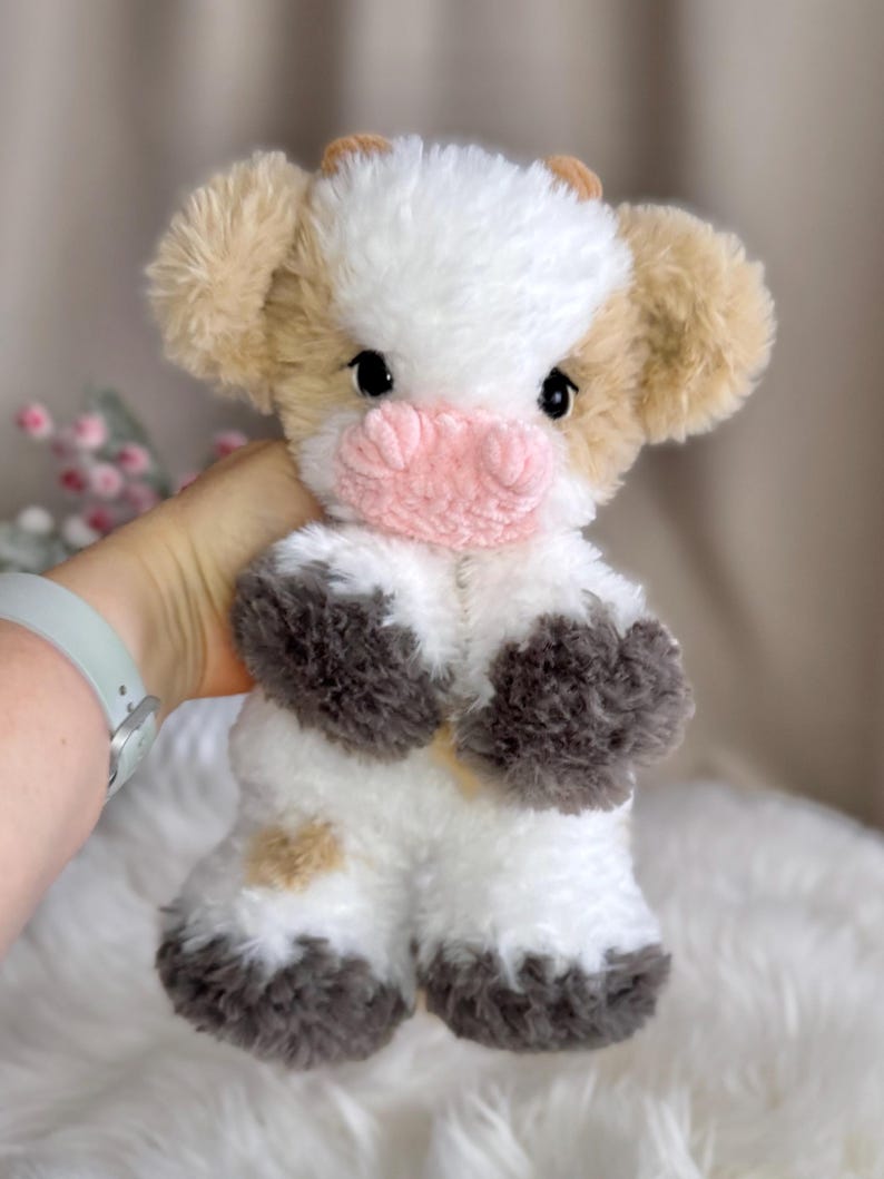 Peluche mucca fatto a mano all'uncinetto. Morbido peluche in pelliccia sintetica. immagine 12