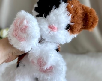 Peluche di gatto calico fatto a mano. Coccolone in pelliccia sintetica all'uncinetto
