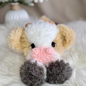 Peluche mucca fatto a mano all'uncinetto. Morbido peluche in pelliccia sintetica. immagine 14