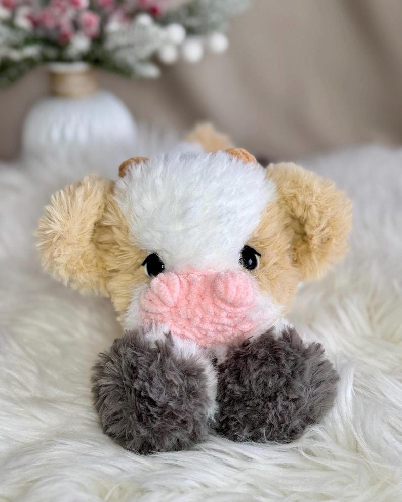 Peluche mucca fatto a mano all'uncinetto. Morbido peluche in pelliccia sintetica. immagine 14