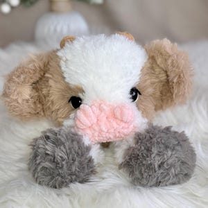 Peluche mucca fatto a mano all'uncinetto. Morbido peluche in pelliccia sintetica. immagine 8