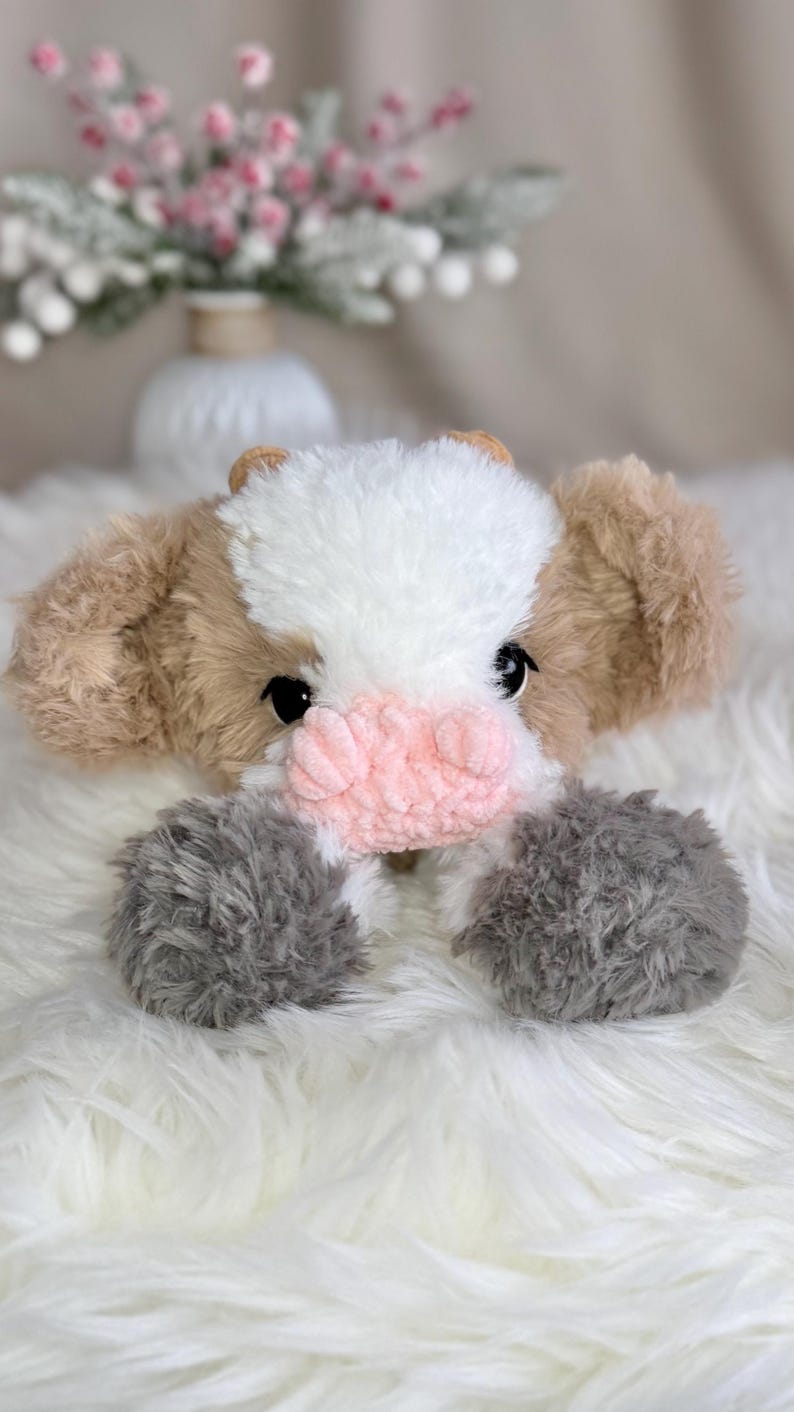 Peluche mucca fatto a mano all'uncinetto. Morbido peluche in pelliccia sintetica. immagine 8